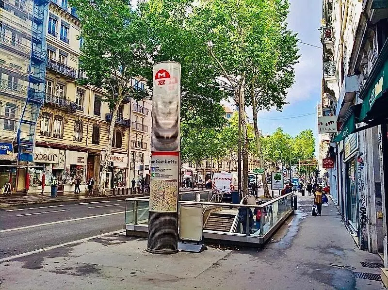 Stop Chez M Style # Qualite # Confort # Simplicite Lyon France